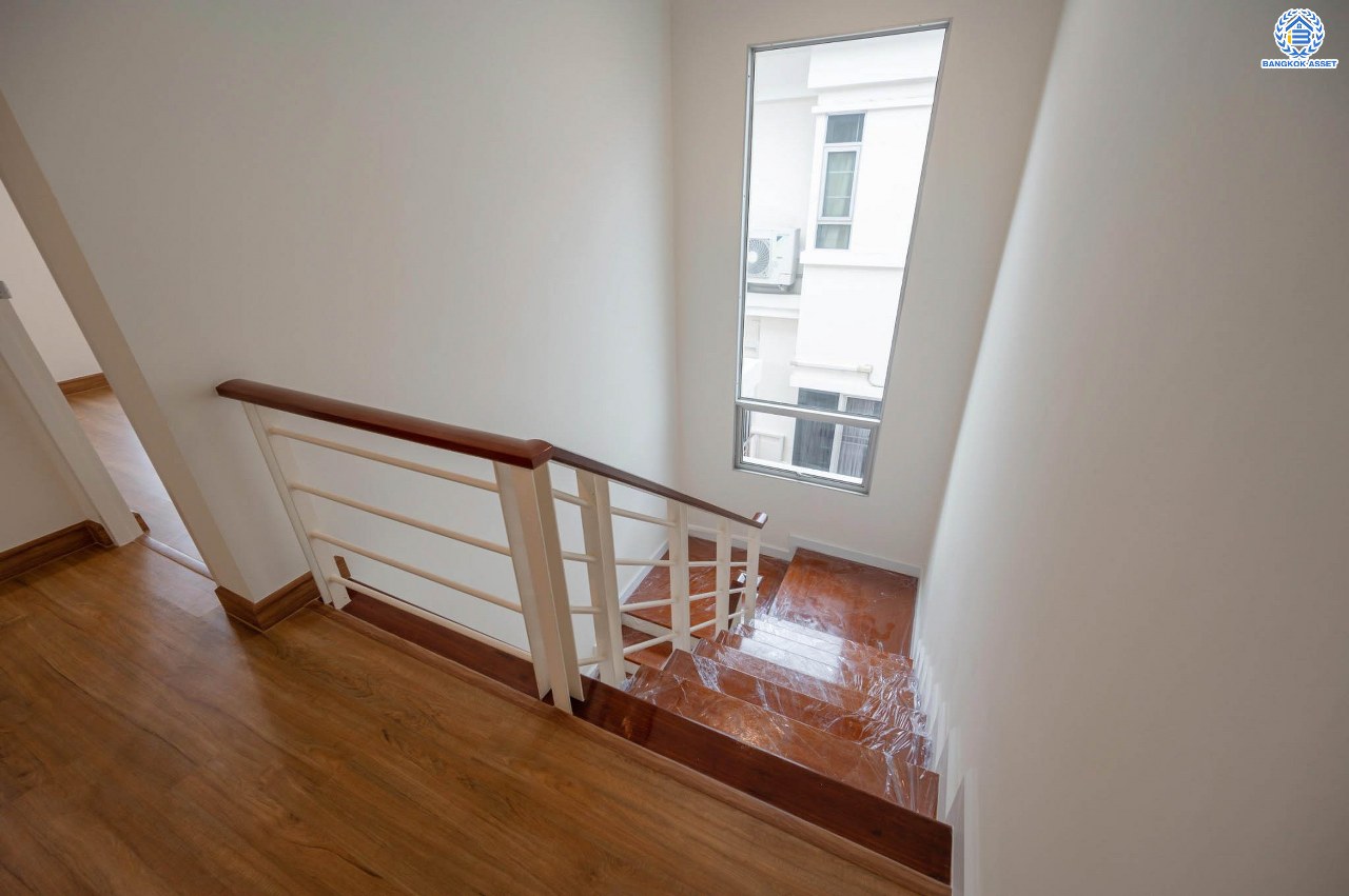 บ้านมือสองตกแต่งใหม่ โครงการ เดอะซิตี้ รัตนาธิเบศร์-แคราย เนื้อที่กว่า 62.4 ตร.ว. พื้นที่ใช้สอย 190.81 ตร.ม. พร้อมฟังก์ชัน 3 ห้องนอน 3 ห้องน้ำ จอดรถได้ 2 คัน บนทำเลศักยภาพ ติดถนนรัตนาธิเบศร์ เชื่อมต่อถนนงามวงศ์วาน, ถนนติวานนท์, ถนนเลี่ยงเมืองนนทบุรี ทำเลใจกลาง 2 เซ็นทรัล ใกล้รถไฟฟ้าสายสีม่วง "สถานีสะพานพระนั่งเกล้า" และจุดขึ้นทางด่วน "งามวงศ์วาน"